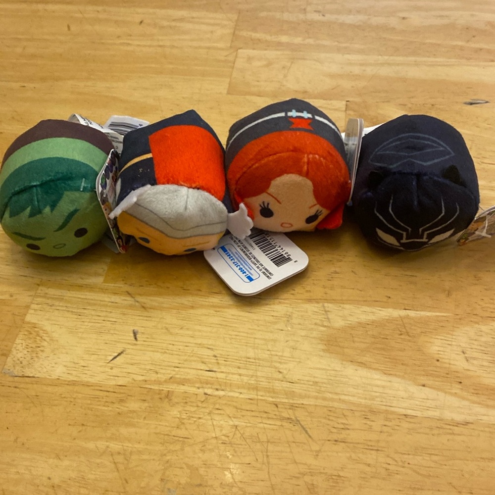 Disney Marvel Tsum tsums set of 4 3 in Black Widow Black Panther Hulk & Thor NWT